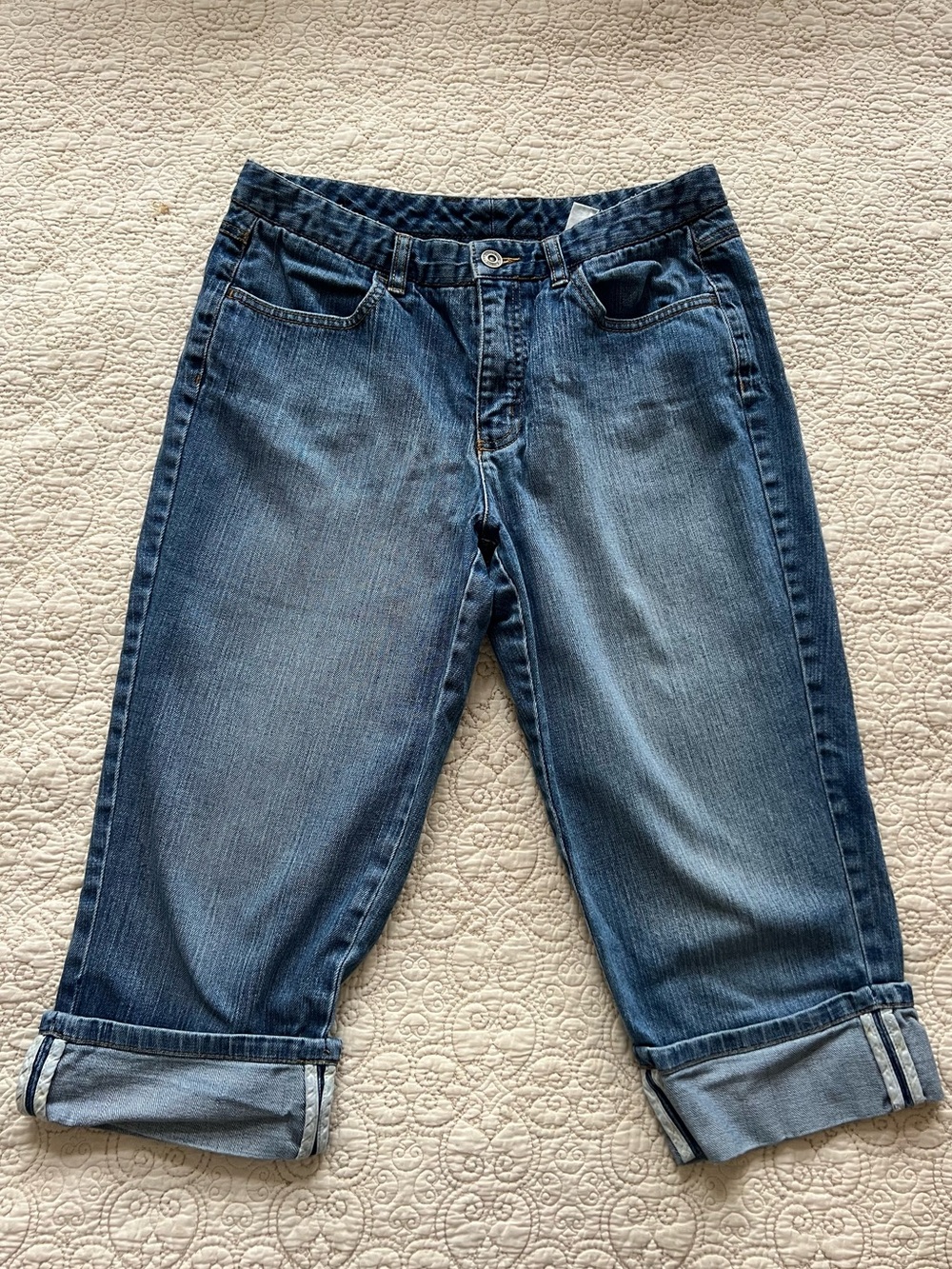 TALBOTS Petites Stretch Size 8 Capris in Medium Wash Denim